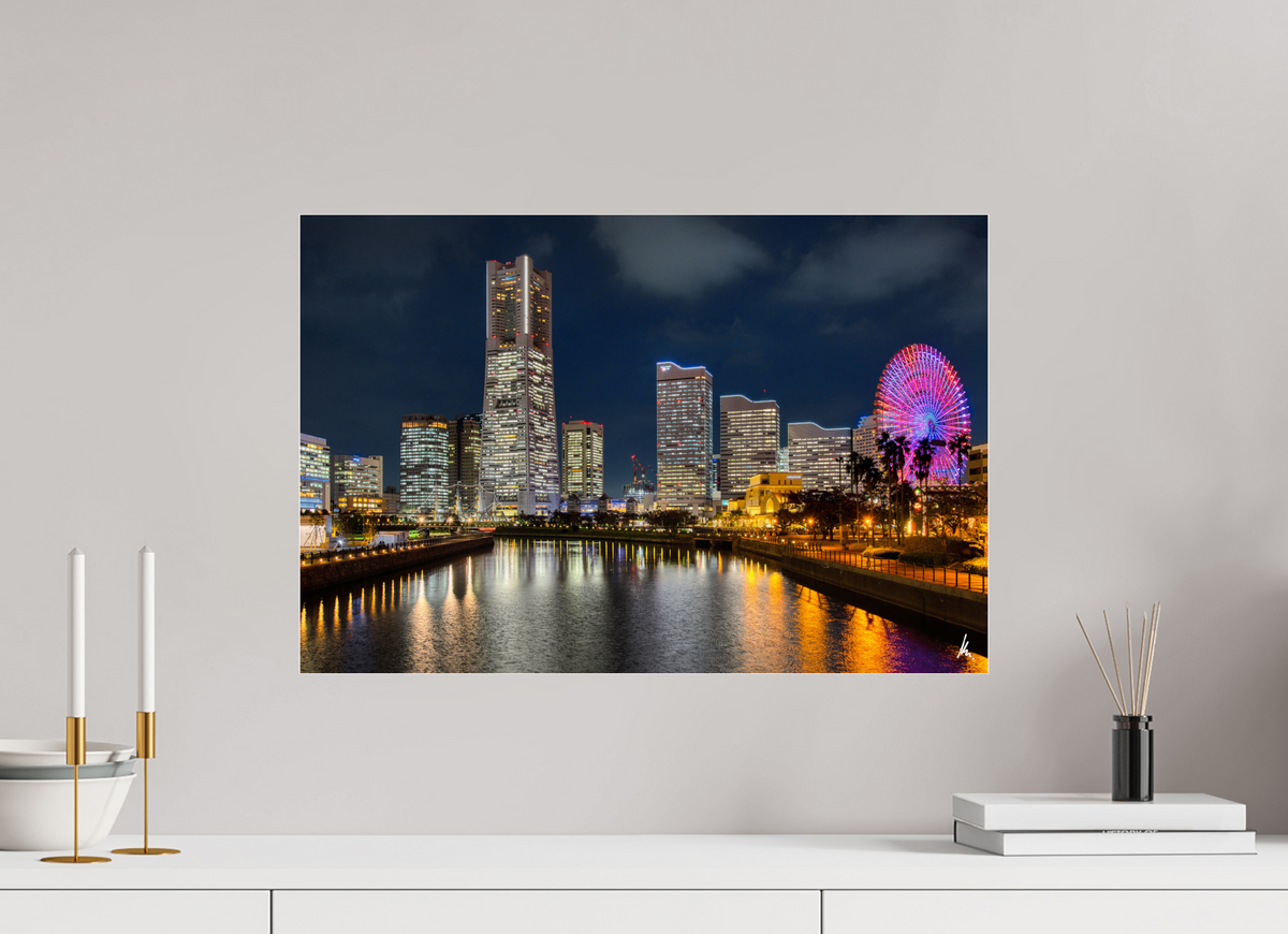 Yokohama Minato Mirai Skyline bei Nacht – Fine Art Fotografie von Bernhard Houy